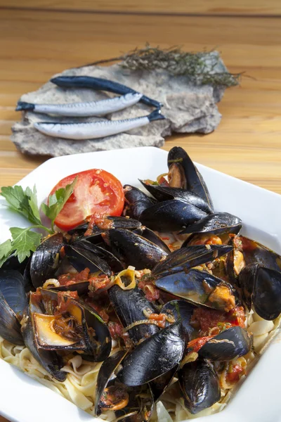 Akdeniz midye makarna