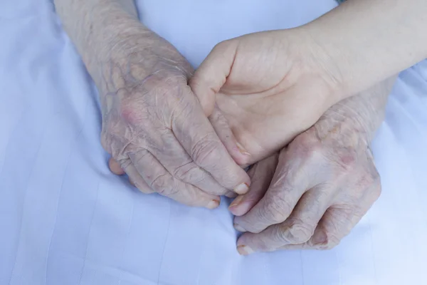 Ouderen en jonge vrouw handen — Stockfoto