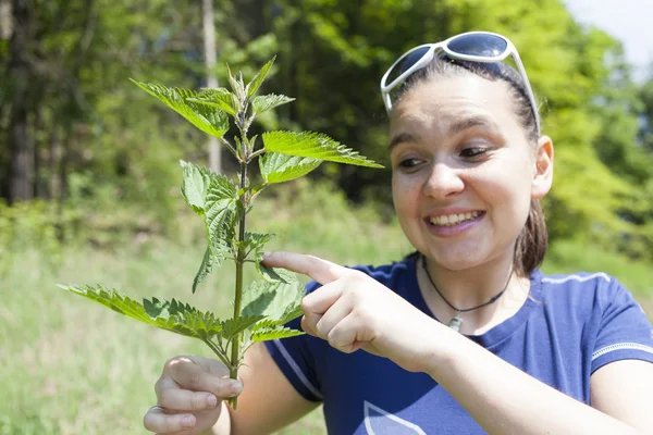 ısırgan otu yaprakları dokunmadan kız