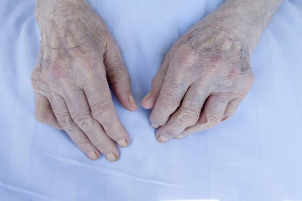 Velho rugas mãos de 93 anos de idade senhora — Fotografia de Stock