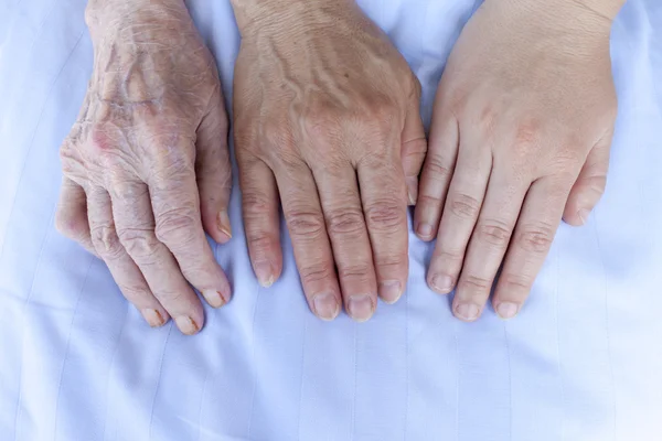 Händerna på tre generationer — Stockfoto