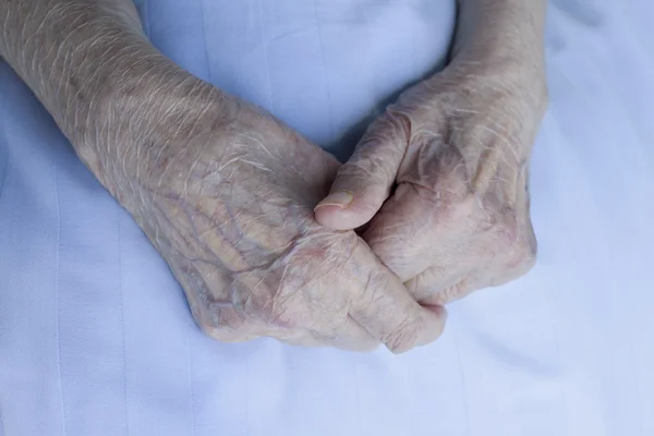 Vieilles mains ridées de 93 ans dame — Photo