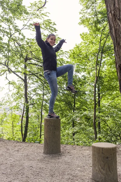 Deportiva joven realizando la pose pelícano — Foto de Stock