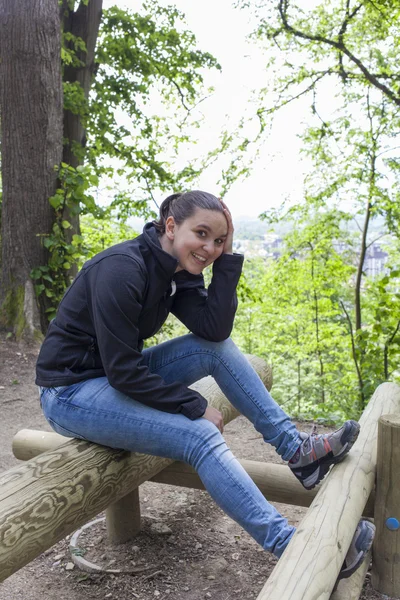 Moe jonge vrouw rusten buiten — Stockfoto