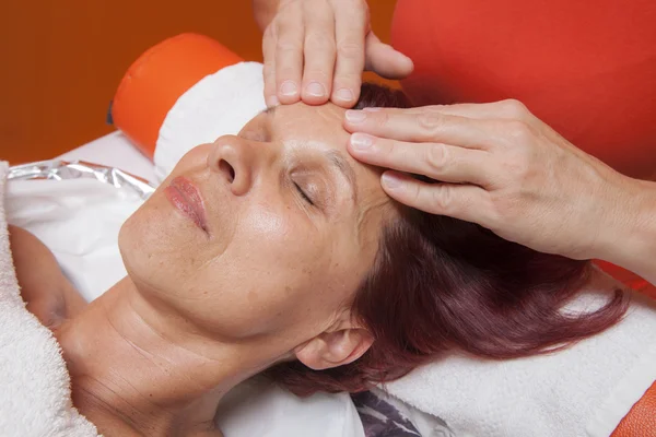 Mujer linda obtiene masaje facial profesional, drenaje linfático —  Fotos de Stock