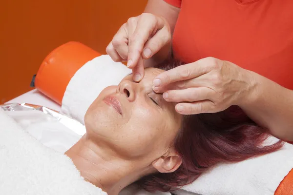 Mulher bonito recebe massagem facial profissional, drenagem linfática Fotos De Bancos De Imagens