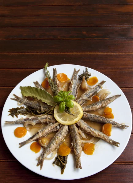 地中海香草腌制的沙丁鱼 图库照片