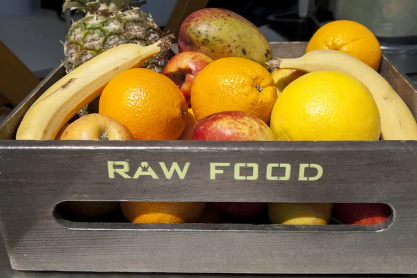 Frutas orgânicas frescas em caixa de madeira — Fotografia de Stock