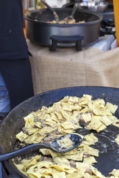 牛肝菌馄饨面 — 图库照片