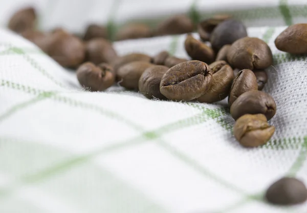 Granos de café un textil blanco — Foto de Stock