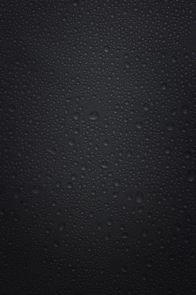 Su siyah üzerine düşer.