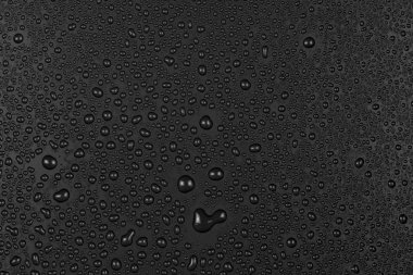 Su siyah üzerine düşer.