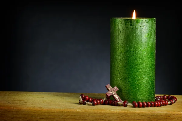 Свічка з дерев'яним хрестом — стокове фото