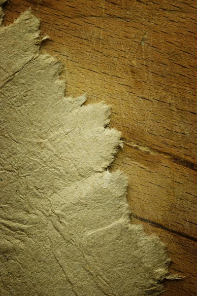 Hoja de papel sobre mesa de madera — Foto de Stock