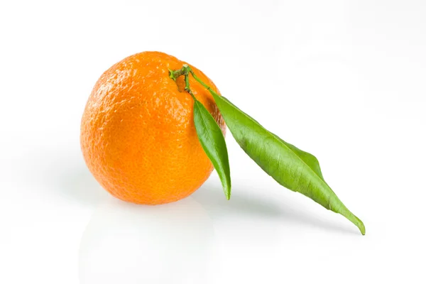 Tangerine with green leaf — Stock Photo, Image