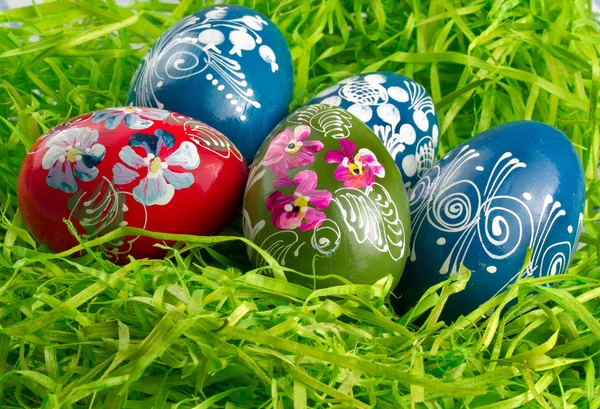 Easter eggs an green grass — Stock Photo, Image