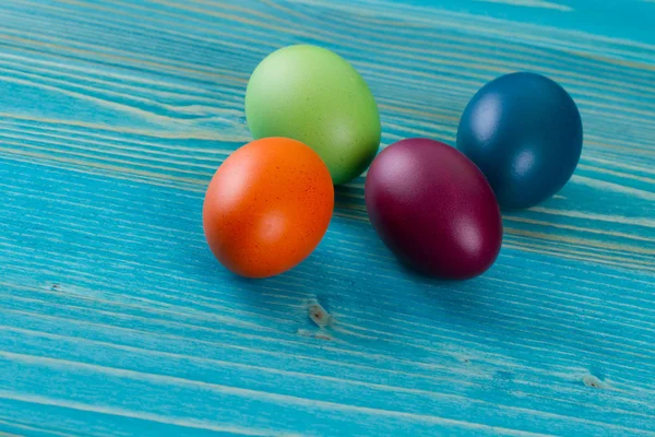 Ovos de páscoa em fundo de madeira — Fotografia de Stock