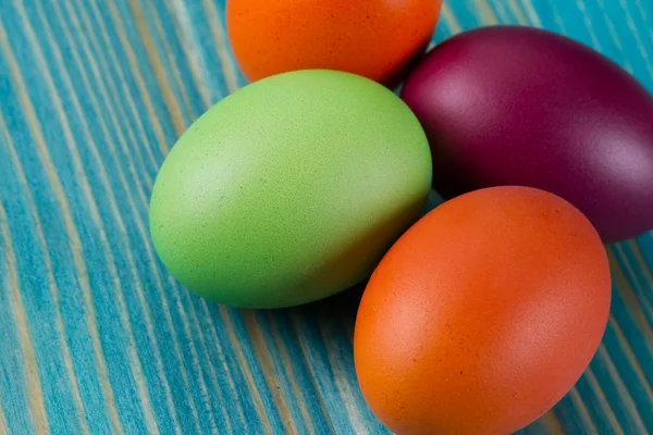 Huevos de Pascua sobre fondo de madera —  Fotos de Stock