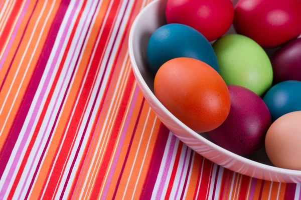 Huevos de Pascua en un tazón —  Fotos de Stock