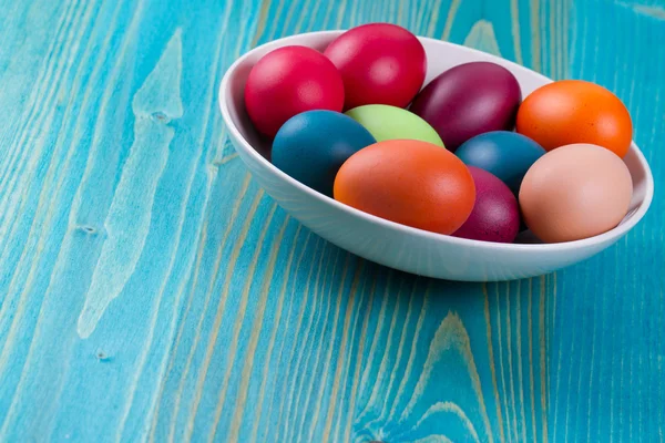 Velikonoční vejce v míse — Stock fotografie