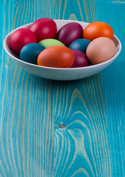 Velikonoční vejce v míse — Stock fotografie