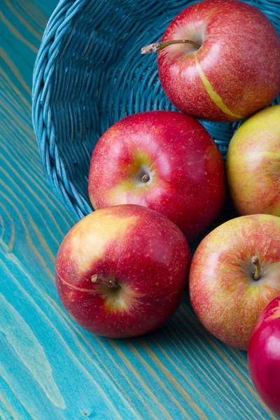 Red apples on wooden table — Stock Photo, Image