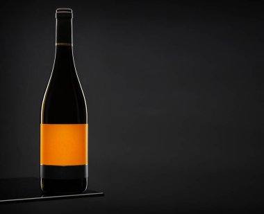 Arka planda kırmızı şarap şişesi