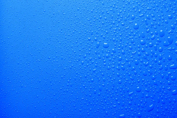 青い色の表面に水滴 ストック画像