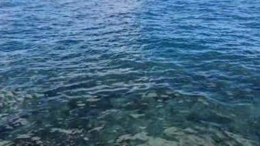 Okyanusta gemi gezisi. Bir sürat teknesinin arkasından dalgalar denizin yüzeyinde