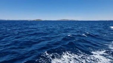  Bir sürat teknesinin dalgaları denizin yüzeyinde