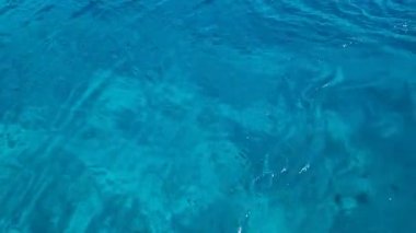 Mavi su dalgaları yüzeye