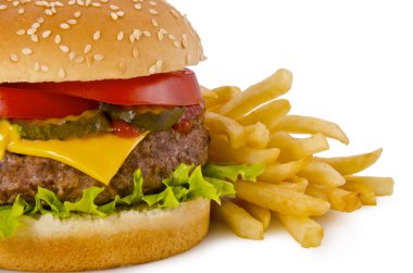 Hamburger ve patates kızartması.