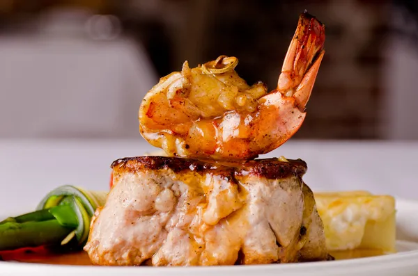 Roast pork and shrimp dish — Stock Photo, Image