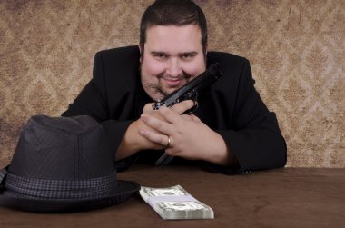 gangster tabanca tutan gülümseyerek