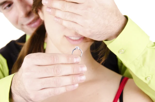 Άνθρωπος προτείνουσα δαχτυλίδι αρραβώνων — Φωτογραφία Αρχείου