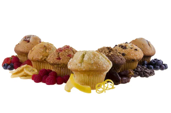 Zoete muffins op witte achtergrond — Stockfoto