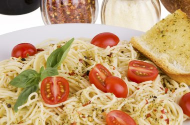 domatesli makarna ve fesleğen