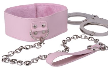 pembe deri yaka ve kelepçe
