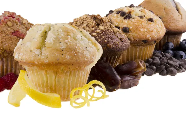 Söta muffins på vit bakgrund — Stockfoto