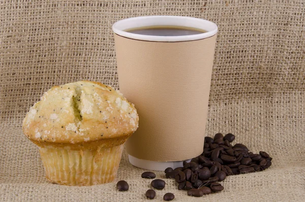 Kaffee und Zitronenmohn-Muffin — Stockfoto