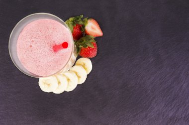 çilek ve muz smoothie