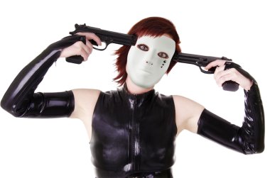 Silahları olan maskeli kadın.