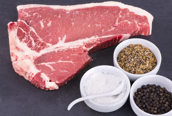 Ruwe t-bone steak en kruiden — Stockfoto