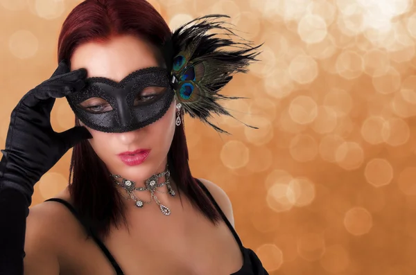 Vacker kvinna i carnival mask. — Stockfoto