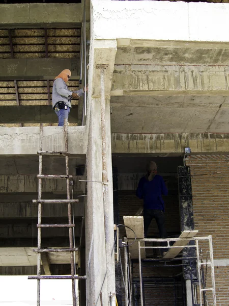 Gebäude im Bau mit Arbeitern — Stockfoto