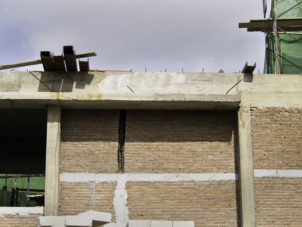 未完成的房子的砖，根据施工 — 图库照片