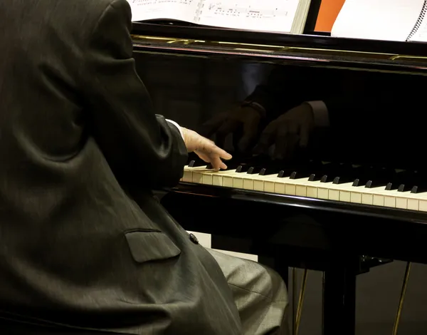 Male hands playing piano. — Stock Photo, Image