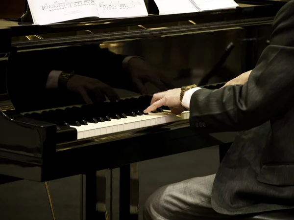 Mâini masculine cântând la pian . — Fotografie, imagine de stoc