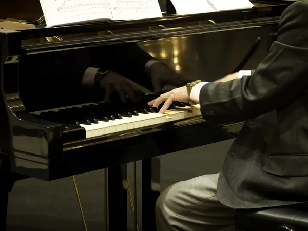 Mãos tocando piano — Fotografia de Stock