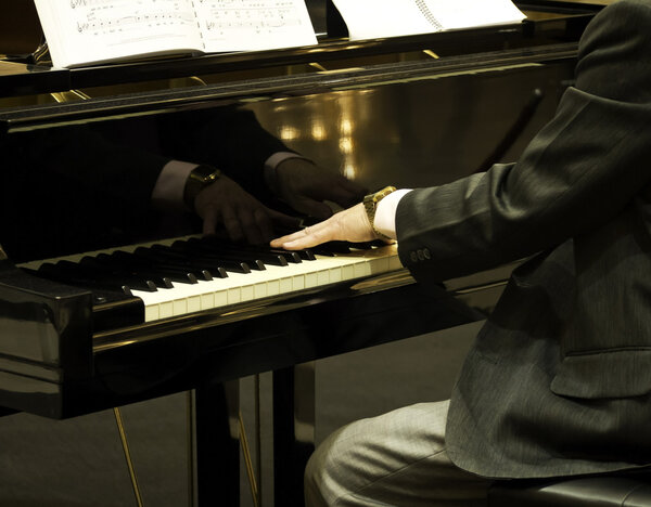 Игра на пианино
